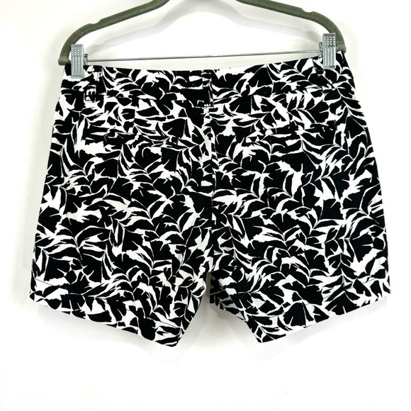 J. Crew Women’s Sz 2 Black & White Floral Cotton Casual 5" Chino Shorts Casual - Picture 3 of 11